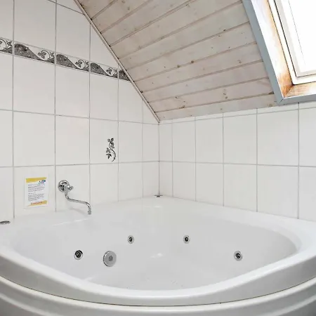 Semesterbostad Spacious Holiday In With Jacuzzi Blåvand