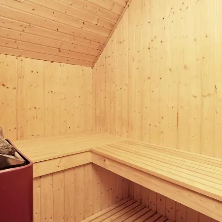 Spacious Holiday In With Jacuzzi